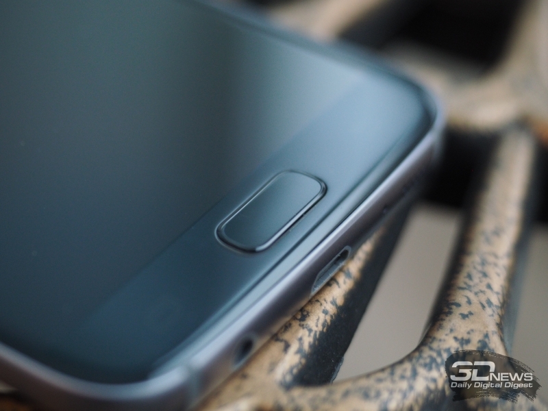 Samsung Galaxy S7, сканер отпечатка пальца здесь встроен в клавишу «Домой»
